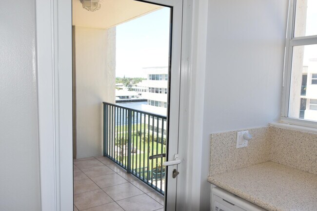 Building Photo - 1236 Hillsboro Mile
