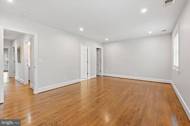 Building Photo - 4905 Dorset Ave