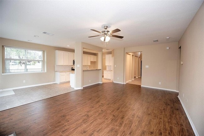Building Photo - 10411 Village Lake Dr