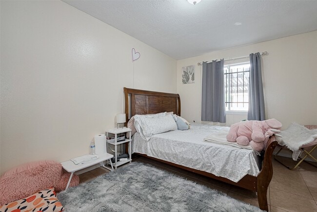 Building Photo - 12223 Sharpview Dr