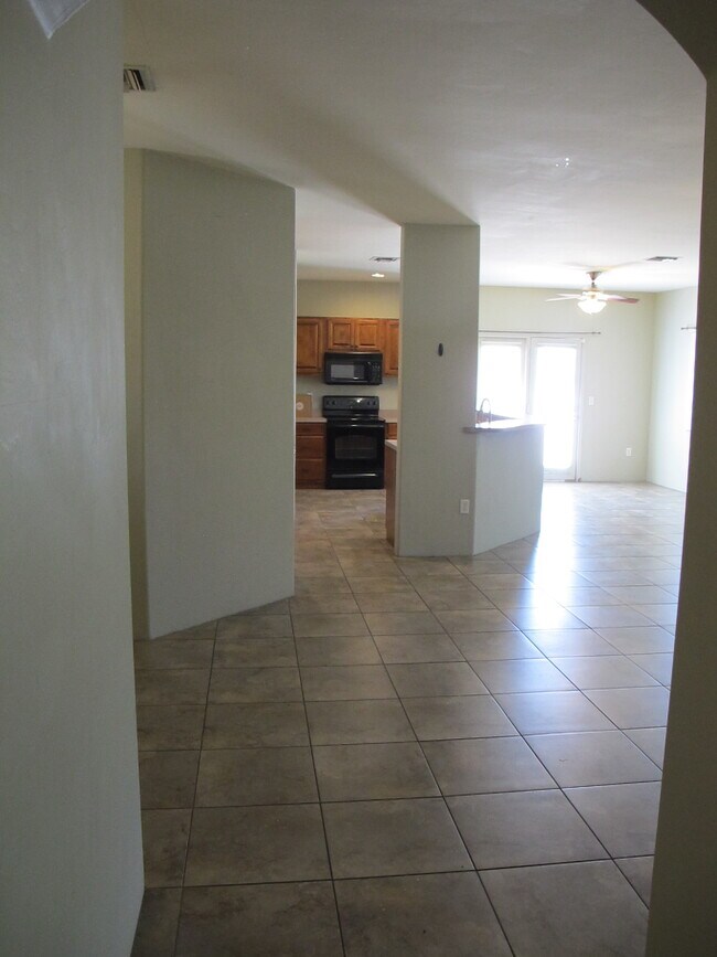 Building Photo - 1305 E Linden St