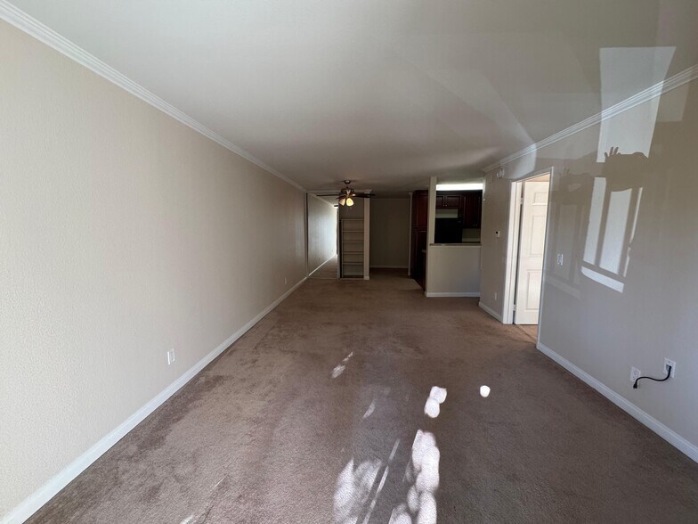 Building Photo - 5510 Owensmouth Ave