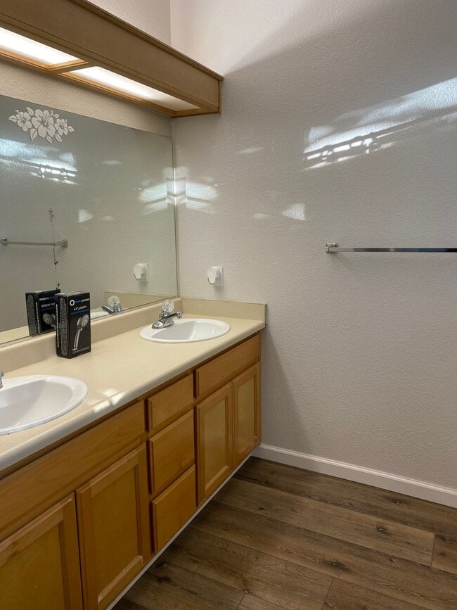 Building Photo - Large 4 bedroom 2 bath home FOR RENT!