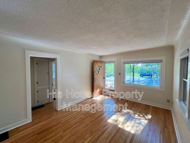 Building Photo - 1405 16th Ave
