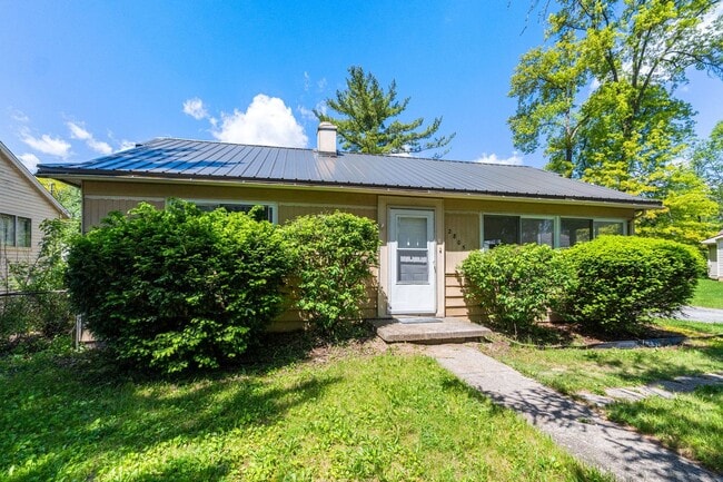 Building Photo - NEW LISTING! 3 BEDROOM HOUSE!