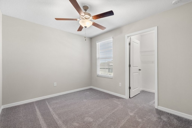 Building Photo - "Spacious 5-Bedroom Retreat in Apollo Beach - Modern Living with 2.5 Baths on White Chicory Dr!"