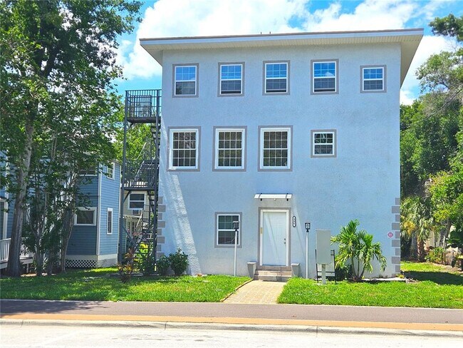 Building Photo - 306 Turner St