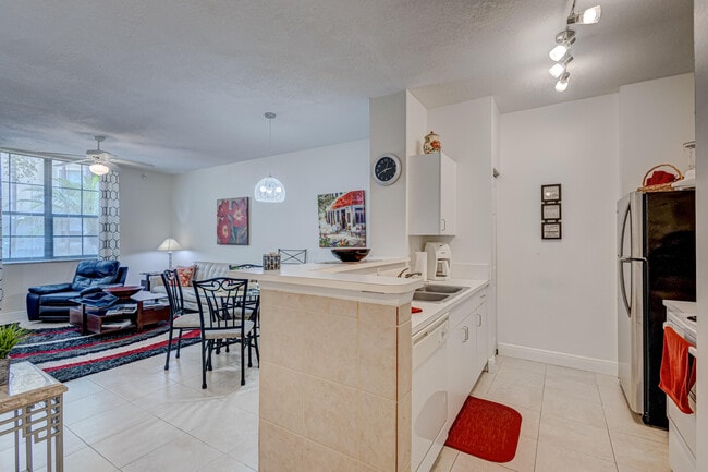 Building Photo - 630 S Sapodilla Ave