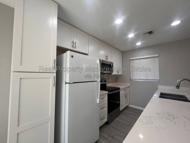 Building Photo - 408 W Blackhawk Dr