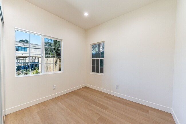 Building Photo - Modern 3-Bedroom in Prime Location | One M...