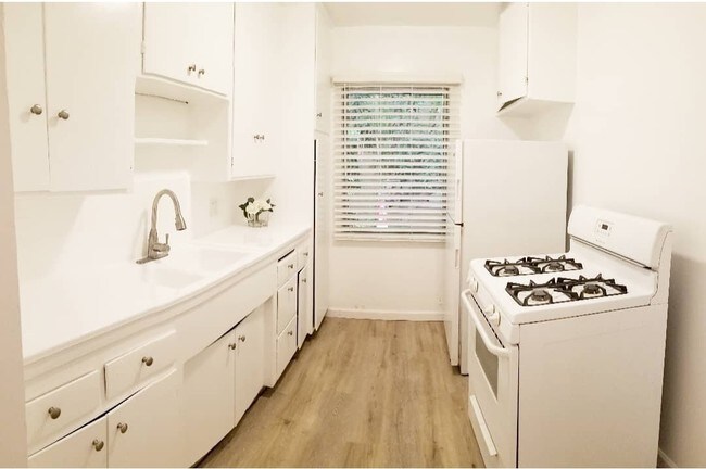 Building Photo - 943 6th Street in Santa Monica - North of Wilshire and only 6 blocks to the beach!