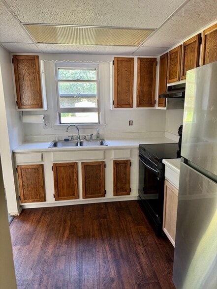 Kitchen with new appliances - 86 Pinecrest Dr