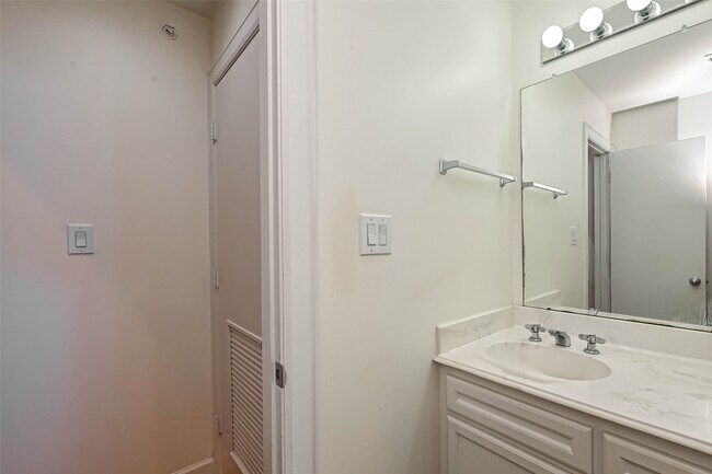 Building Photo - 11315 S Main St