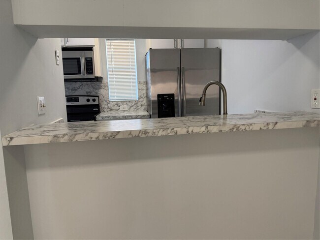 Building Photo - 9930 Twin Lakes Dr