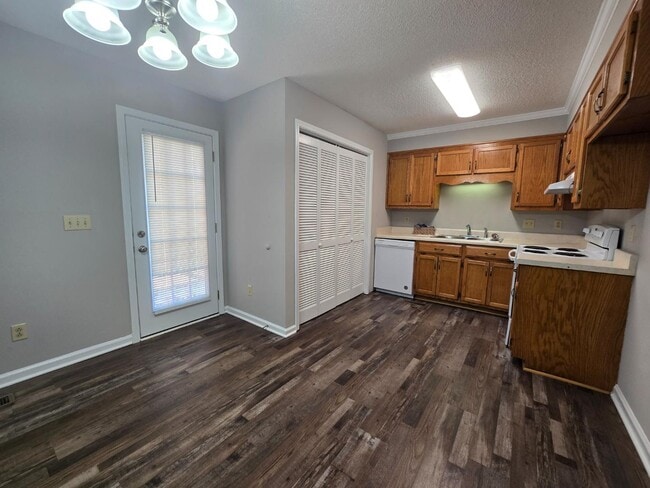 Building Photo - 204 Hunter Dr