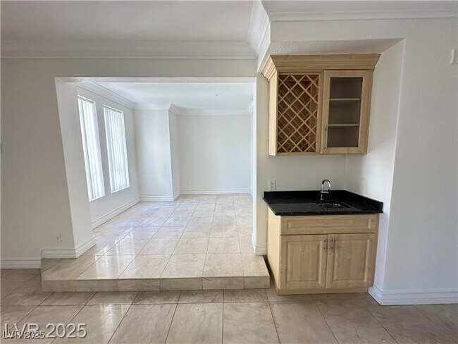 Building Photo - 270 E Flamingo Rd