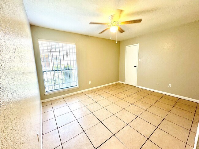 Building Photo - 9090 S Braeswood Blvd