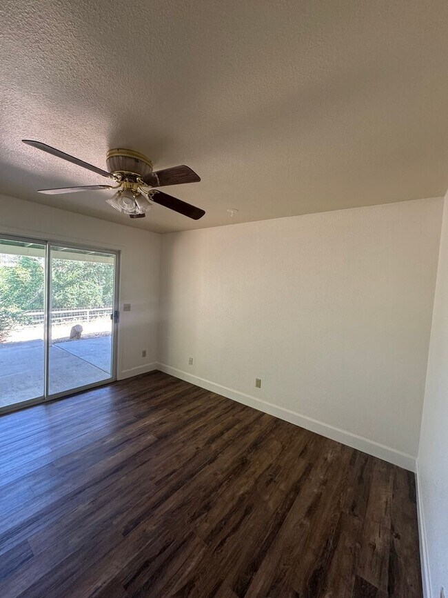 Building Photo - 3 BEDROOM HOME IN COUNTRY SETTING