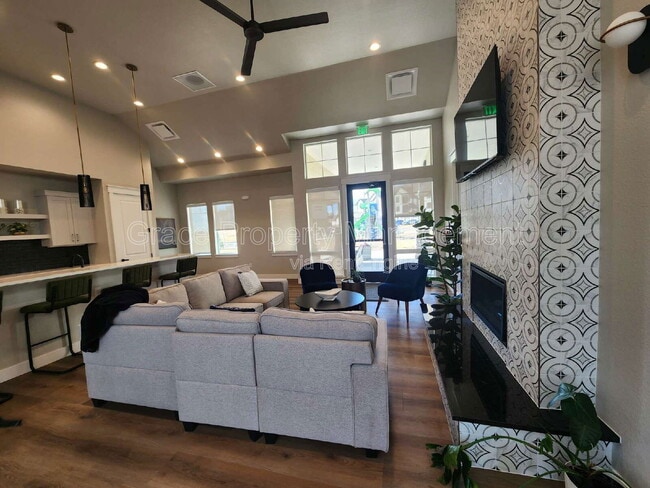 Building Photo - 305 High Point Dr