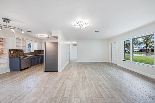 Building Photo - 2611 NE 16th St