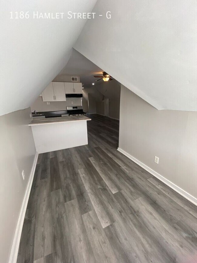 Building Photo - 1186 Hamlet St