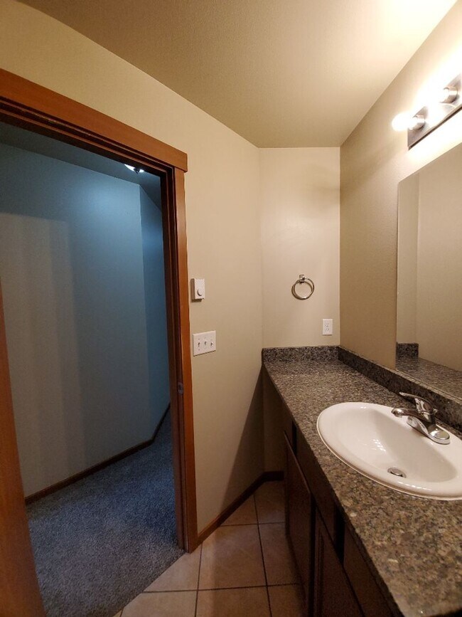 Building Photo - Pre-leasing NOW! 6 Bedroom, 3 Bath Home!