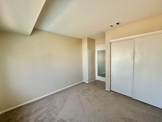 Building Photo - Gorgeous 4 Bedroom Home with Pool & Spa Located in The Lakes