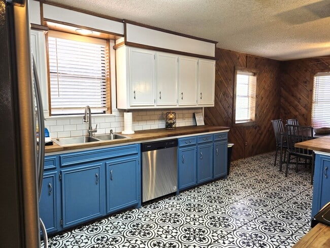 Building Photo - Large Three Bedroom Home Close To Midtown ...
