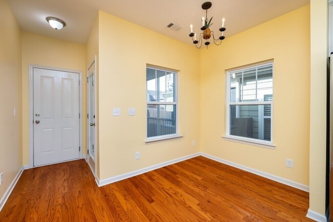 Building Photo - 2437 Duxbury Dr