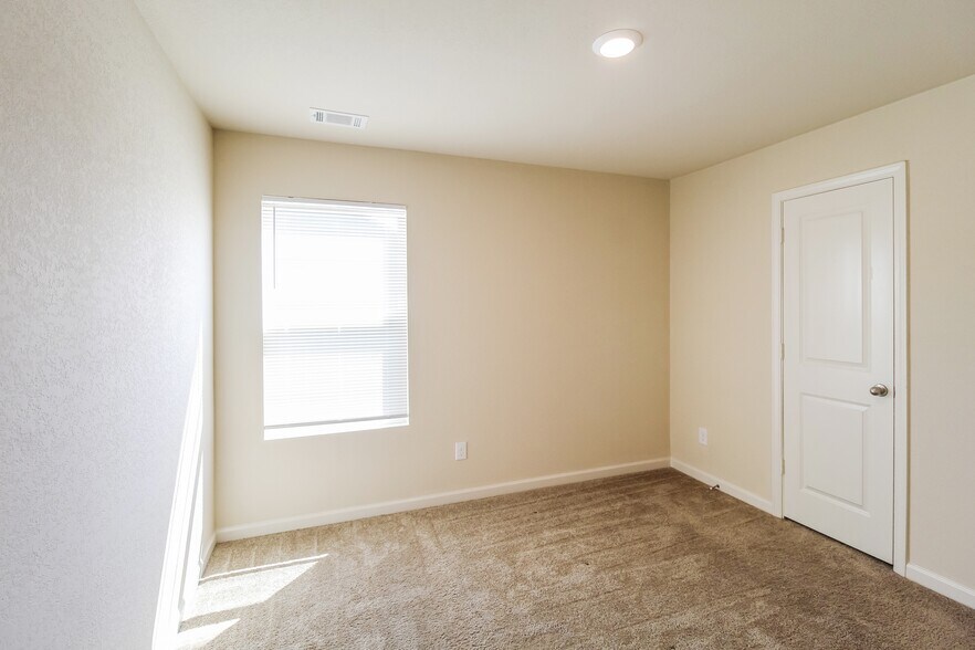 Building Photo - 728 Fitzroy Dr