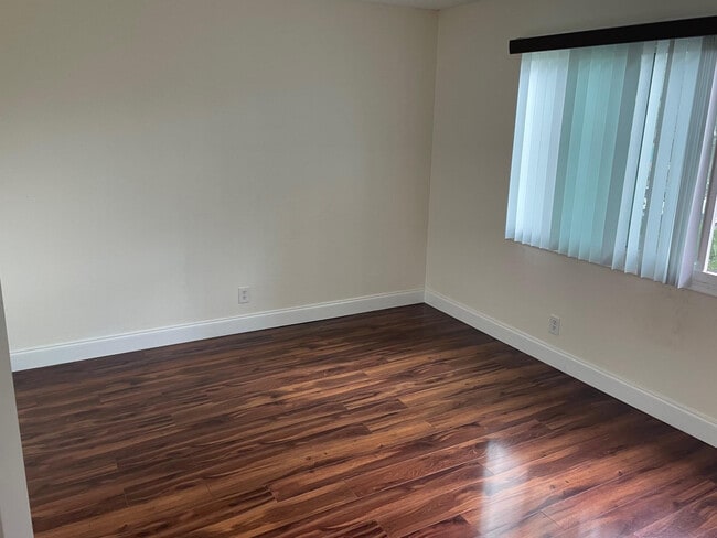 Building Photo - 191 NE 6th Ct