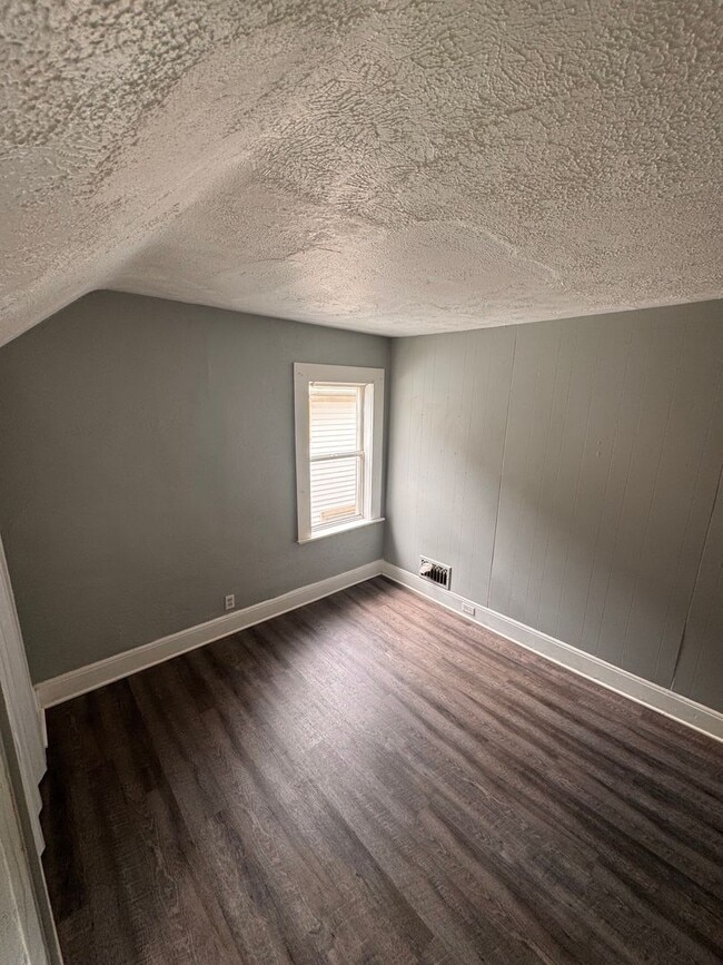 Building Photo - Large 4 bedroom Home