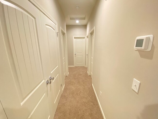 Building Photo - Modern 4-Bedroom Home in Northeast Bakersfield