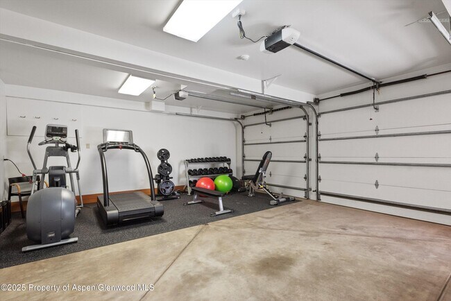 Building Photo - 800 Roaring Fork Rd