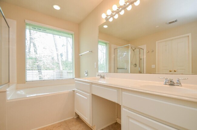 Building Photo - 102 N Holly Laurel Cir