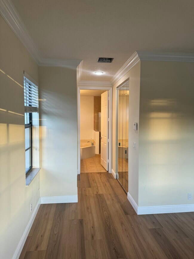 Building Photo - 168 Astor Cir