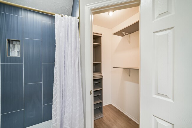 Building Photo - 10826 Thorncliff Dr