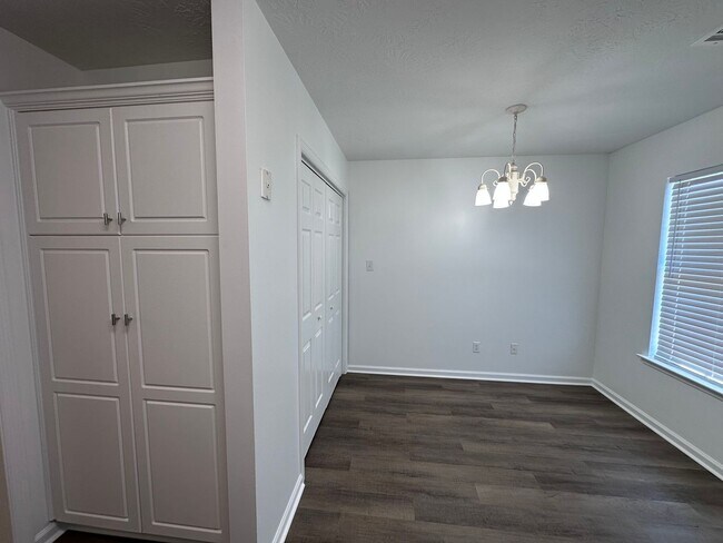 Building Photo - UPDATED TOWNHOME IN EVANS