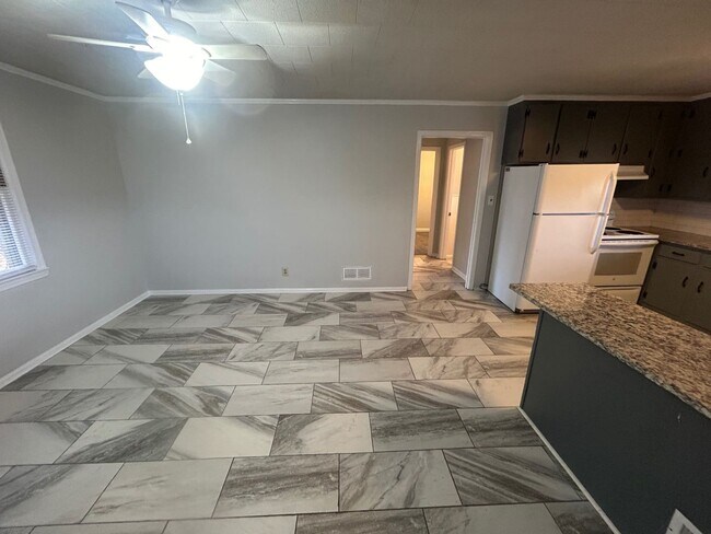 Building Photo - 3604 Hydrangea St