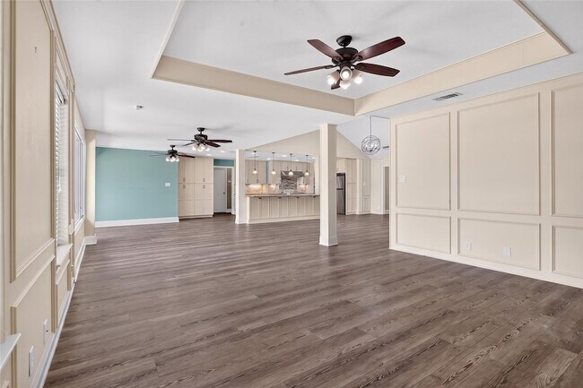 Building Photo - 1400 Emerald Cir