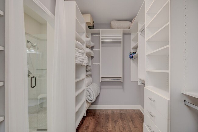 Building Photo - Fully Furnished, Short Term Rental, 1 Mont...