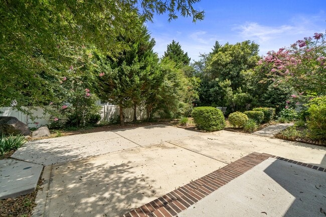 Building Photo - Beautiful 3 Bedroom Ranch Home Located In Ballantyne Area