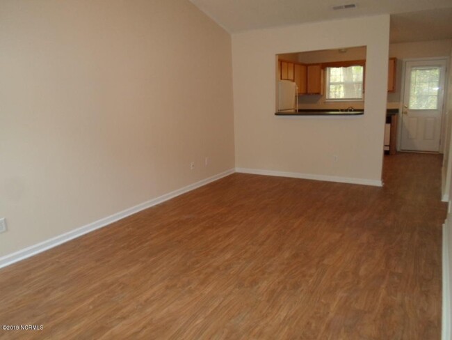 Building Photo - "Charming 2-Bed, 2-Bath Gem with Cozy Comf...