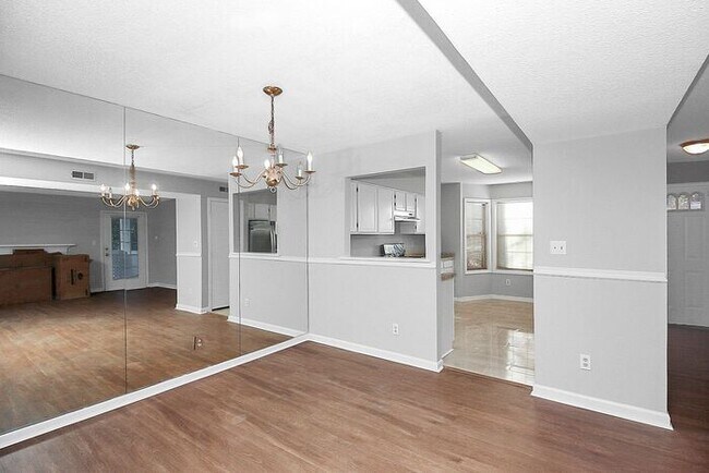 Building Photo - Updated First Floor 2BD/2BA Condo in Forest Ridge!