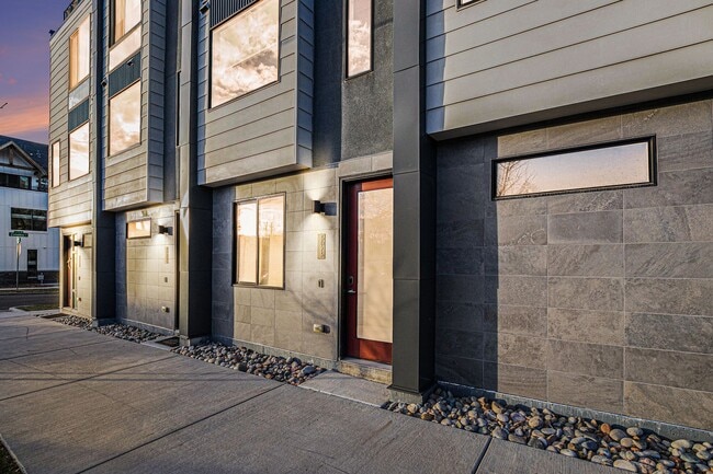 Building Photo - 1 Bed 1.5 Bath Townhome in West Highland Available!