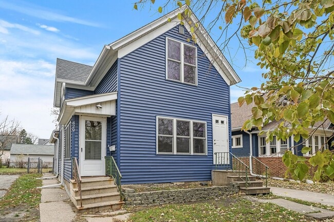 Primary Photo - Newly Renovated 3 Bed 2 Bath Home in St Paul