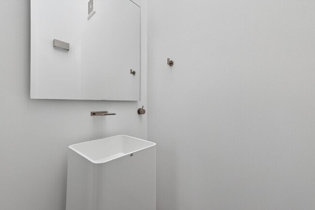 Building Photo - Discover this striking 3 bedroom apartment for rent in Venice, offering 4 bathrooms, contemporary...