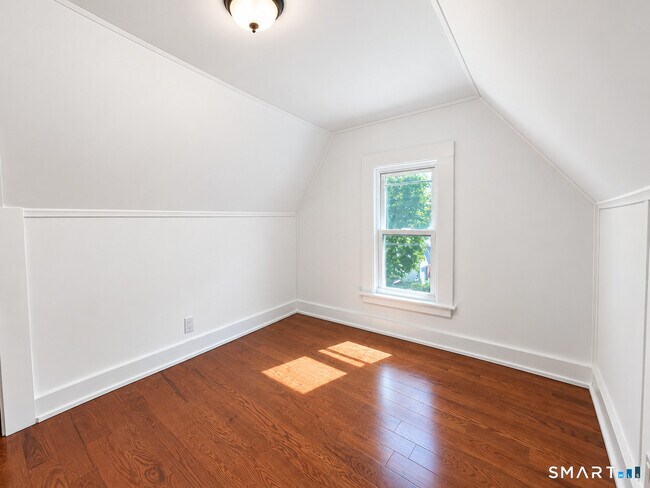 Building Photo - 407 Shelton Ave