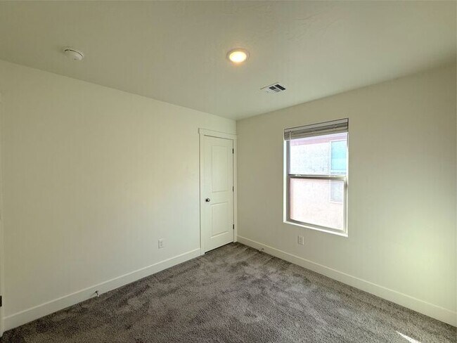 Building Photo - 4 Bed, 2.5 Bath home with 2 Car Garage