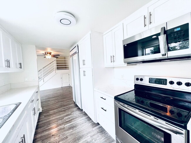 Building Photo - Spacious 3 bedroom 2 bath with attached ga...